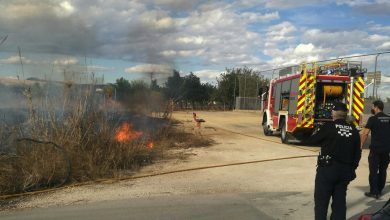 Photo of Bomberos apagan un incendio en un cañal del carril Molino de Batán, en La Raya