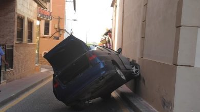 Photo of La imagen. Un coche se sube por las paredes en Torreagüera