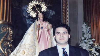 Photo of Que quede entre nos. Agustín Bravo, con la virgen de la Salud de Alcantarilla (años 90)