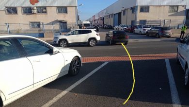 Photo of Un coche aparcado sin freno invade la avenida principal del Polígono y casi provoca una colisión