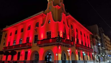 Photo of La Casa Consistorial se ilumina de rojo para conmemorar el Día Internacional del Sida
