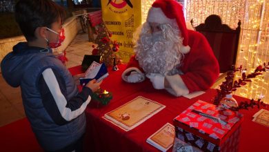 Photo of Papá Noel continúa recogiendo hoy las cartas de los niños en el jardín de las Palomas