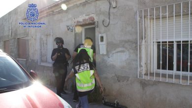 Photo of Cincuenta policías desmantelan un ‘garito’ de venta y producción de droga en La Ñora