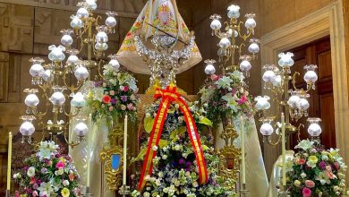 Photo of La virgen de la Salud recibe las ofrendas florales de los fieles en el día de la patrona