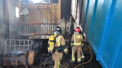Photo of Arde un camión y maderas en el incendio de una nave en el camino de la Silla