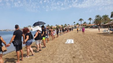 Photo of Decenas de miles de personas forman una cadena humana en todo el perímetro del Mar Menor para pedir su protección