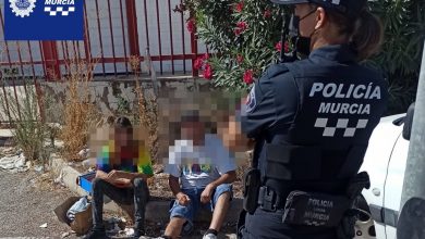 Photo of La Policía sorprende a dos jóvenes robando tapas de registro de las farolas del Polígono Industrial Oeste