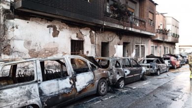 Photo of Un hombre incendia la casa de su familia, quema siete coches y causa cuatro heridos