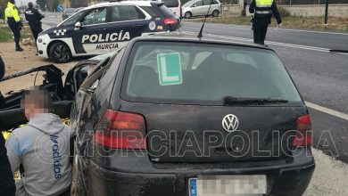 Photo of Dos heridos al salirse de la calzada con su coche y volcar en la carretera del Polígono