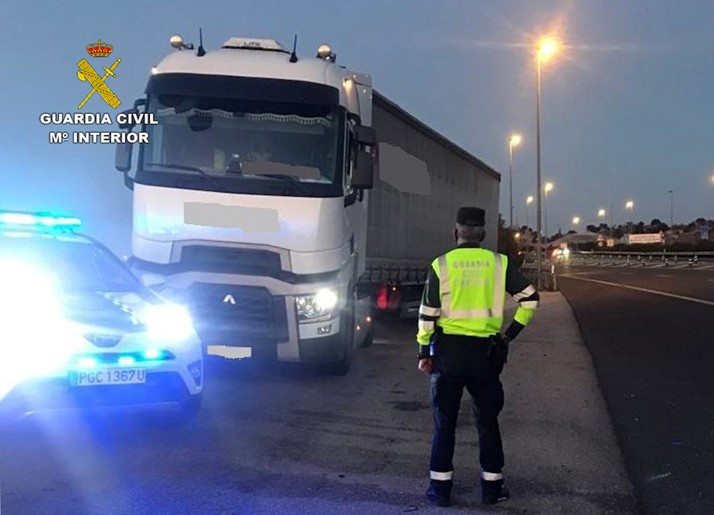 Interceptan a un camionero que conducía en zig zag por la autovía y ...