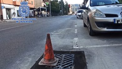 Photo of Roba una tapa de alcantarilla y deja un gran socavón peligroso en plena calzada