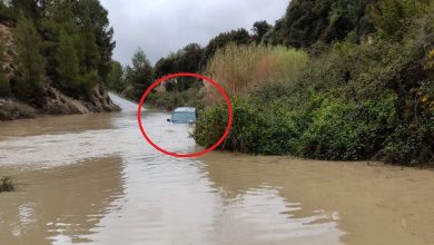 Photo of Rescatan a un conductor cuyo vehículo quedó atrapado en el río Alhárabe por la crecida por la lluvia