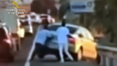 Photo of Un conductor sin carné empuja su coche por un terraplén de la autovía para evitar un control