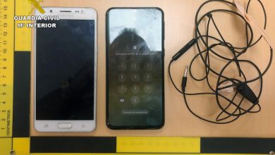 Photo of Sorprenden a dos personas en el examen de Tráfico con dispositivos electrónicos para copiarse