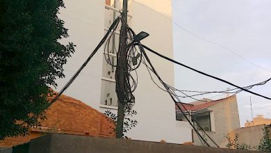 Photo of El Ayuntamiento plantea a los operadores la necesidad de ordenar los cables en fachadas y postes