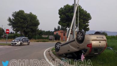 Photo of Un conductor ebrio acaba con su coche volcado en una rotonda de La Ñora