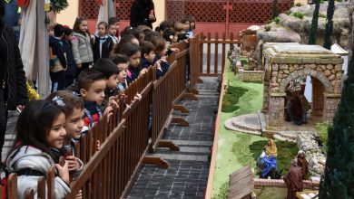 Photo of Fotogalería: Escolares de Infantil inauguran el Belén municipal de 175 piezas en la plaza de San Pedro
