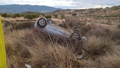 Photo of Rescatan a la conductora de un vehículo que volcó en Cañada Hermosa