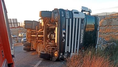 Photo of Vuelca un camión entre las autovías MU-30 y RM-15 en Alcantarilla