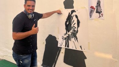 Photo of El artista Alberto León pinta un mural en Alcantarilla para apoyar al comercio local