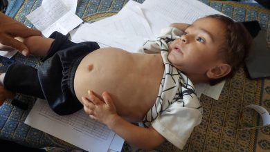 Photo of Descalzos, hambrientos y sin ningún lugar al que ir: la infancia en Gaza está peor que nunca