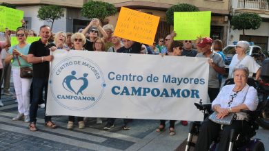 Photo of La ‘revuelta de los yayos’ sale a la calle: “¡El Centro de Mayores no se toca!”