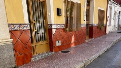 Photo of Una acera poco accesible dificulta a un vecino entrar y salir a su casa en su silla de ruedas