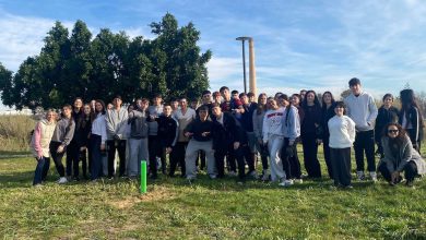 Photo of Alumnos del instituto Salzillo plantan pinos en la mota del río Segura